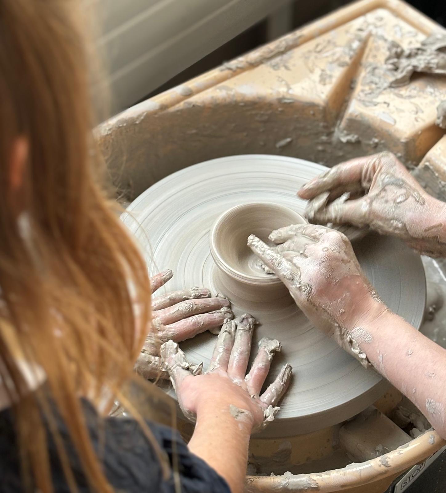 atelier poterie parent enfants Photo de l'atelier de poterie cours parents & enfants